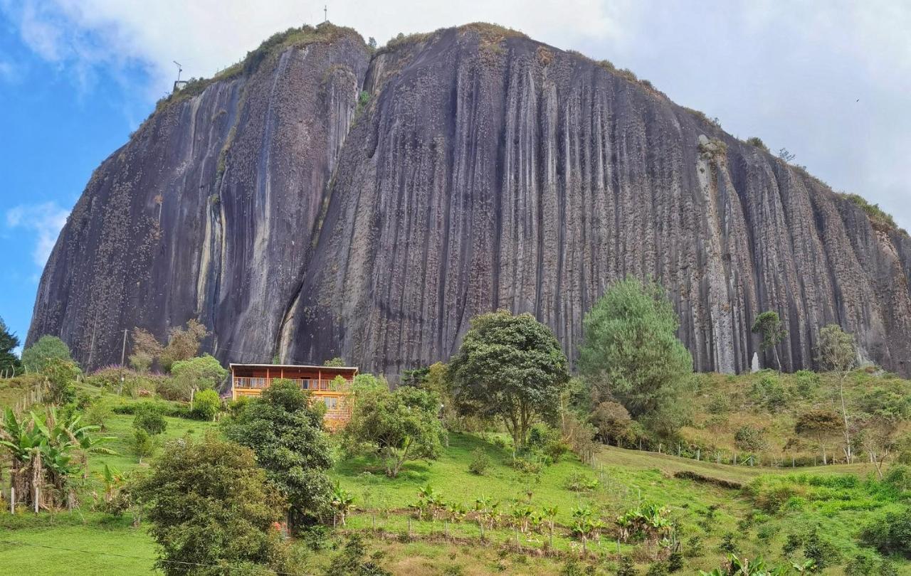 Descanso Bajo La Piedra Del Penol غواتابيه المظهر الخارجي الصورة
