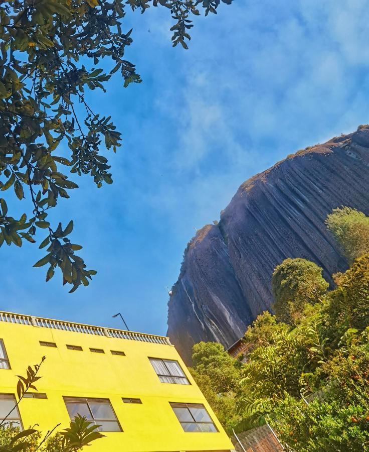 Descanso Bajo La Piedra Del Penol غواتابيه المظهر الخارجي الصورة