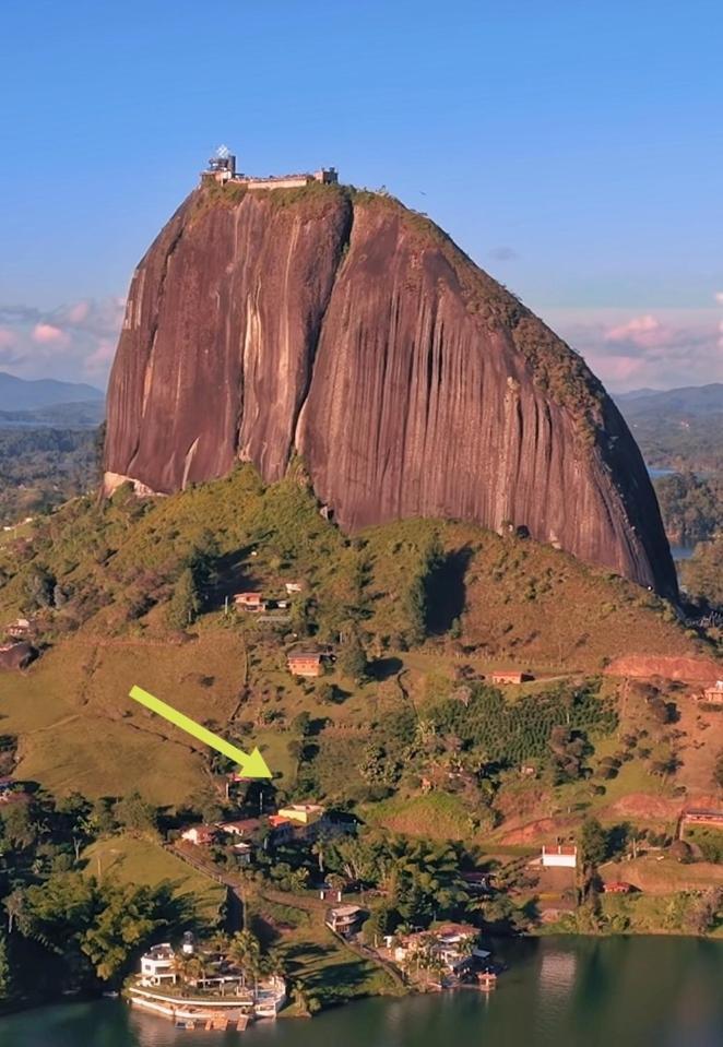 Descanso Bajo La Piedra Del Penol غواتابيه المظهر الخارجي الصورة