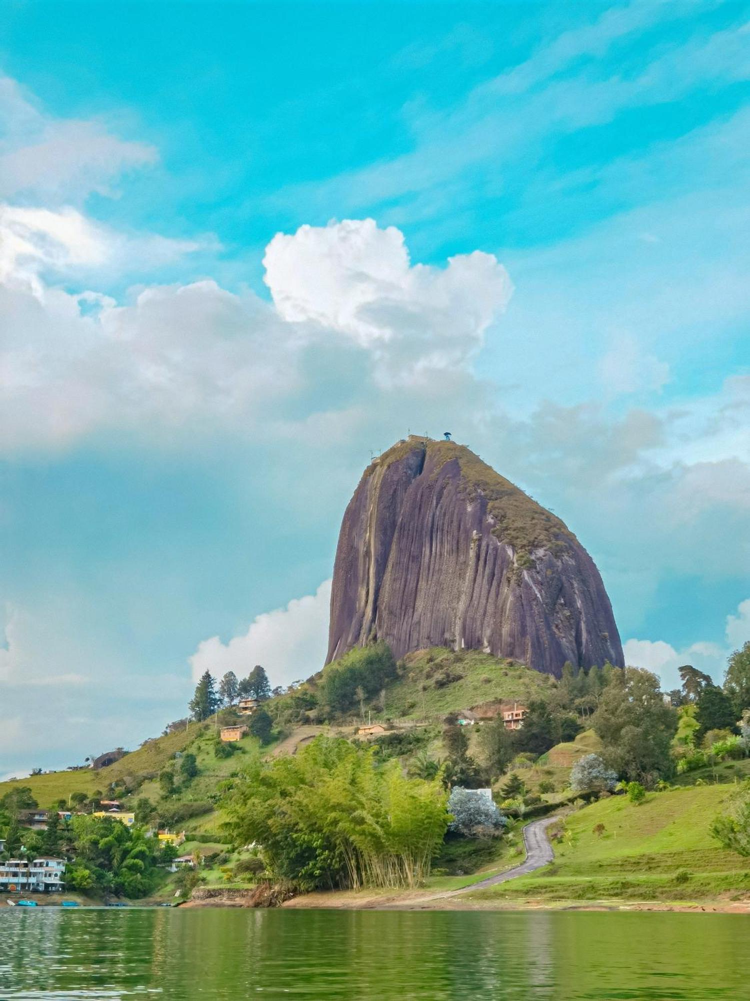 Descanso Bajo La Piedra Del Penol غواتابيه المظهر الخارجي الصورة